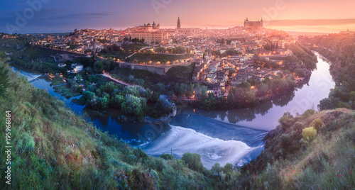 Panoramiczny widok z lotu ptaka starożytnego miasta Toledo