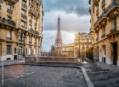 Wieża Eiffla w Paryżu z małej ulicy