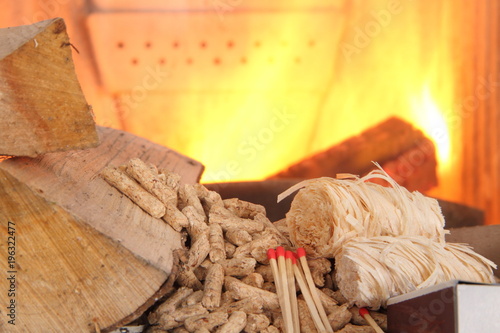 Kamin mit Holz und Anzünder