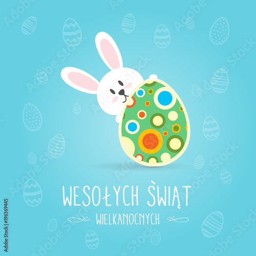 Koncepcja kartki z życzeniami Wesołych Świąt Wielkanocnych w języku polskim, króliczek trzyma udekorowaną pisankę, w tle motyw świąteczny