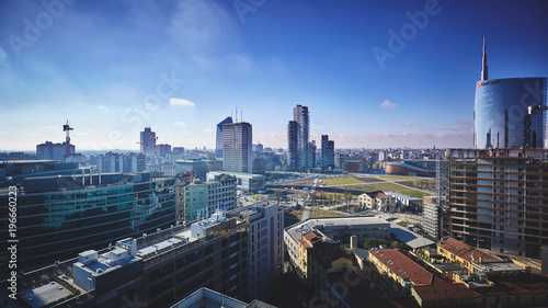 Milano vista dall'alto con grattacieli 