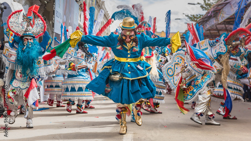 Karnawał Oruro w Boliwii z zamaskowanym tancerzem podczas procesji