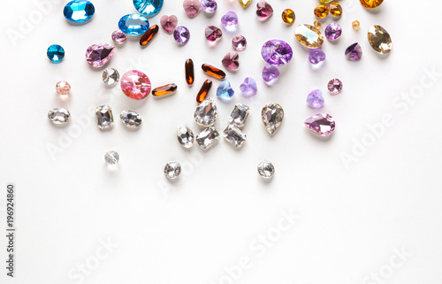 Kolorowi cenni kamienie dla jewellery na białym tle