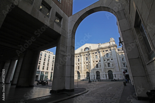 Milano: ingresso a piazza Affari e palazzo della Borsa