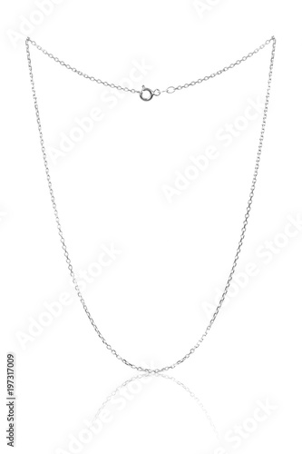 Srebrny naszyjnik łańcuch, luksusowa biżuteria na białym tle