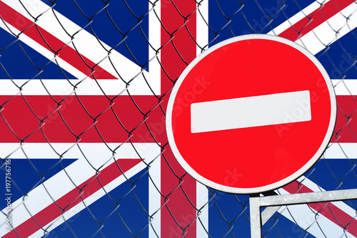 Флаг Великобритании за металлическим забором со знаком вход запрещен 