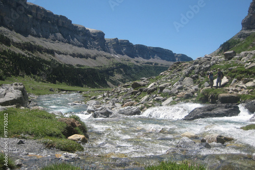 Valle de Ordesa, Pireneje, Hiszpania - rzeka u podnóża Monte Perdido (trzeci co do wysokości szczyt w Pirenejach)