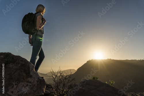 Kobieta na wzgórzu