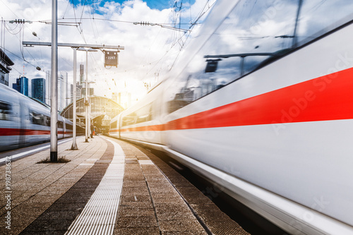 Züge in Bewegung am Frankfurter Bahnhof 