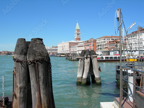 Wenecja, widok z laguny poprzez drewniane pale
