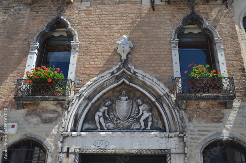 Wenecja, detale okien i drzwi