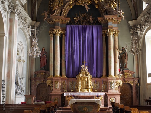 Stift St. Florian - violettes Fastentuch schmückt die Marienkapelle zur Osterzeit