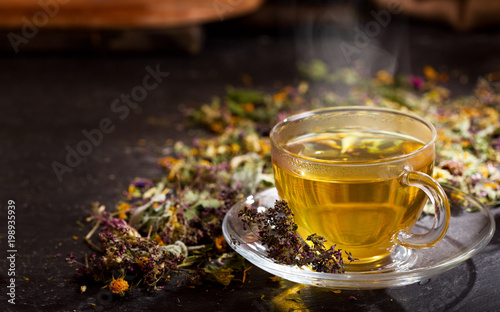 Filiżanka herbaty ziołowej z różnymi ziołami