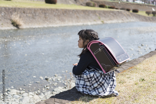 川を見つめる新一年生