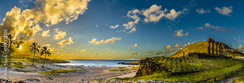 Playa de Anakena con sus Moais de Ahu Nau Nau, uno de los lugares más hermosos de Isla de Pascua y su cultura Rapa Nui