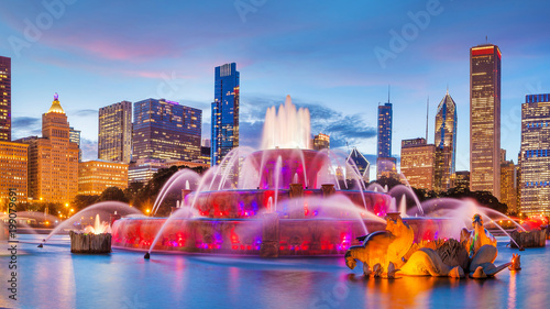 Panorama panoramę Chicago z drapaczami chmur i fontanną Buckingham
