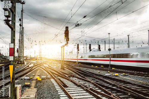 Zug verlässt Frankfurter Bahnhof 