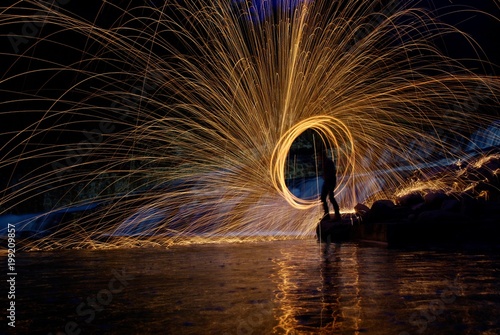 gioco di luci e fuoco sul fiume