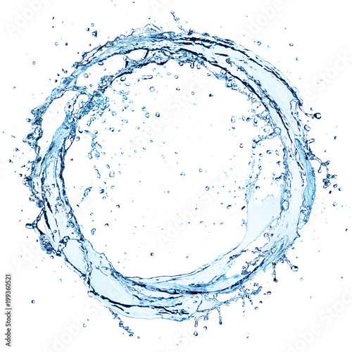 Plusk wody w kole - okrągły kształt na białym tle