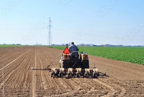 Traktor podczas pracy w polu