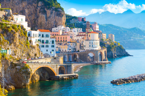 Ranku widok Amalfi pejzaż miejski na wybrzeże linii morze śródziemnomorskie, Włochy