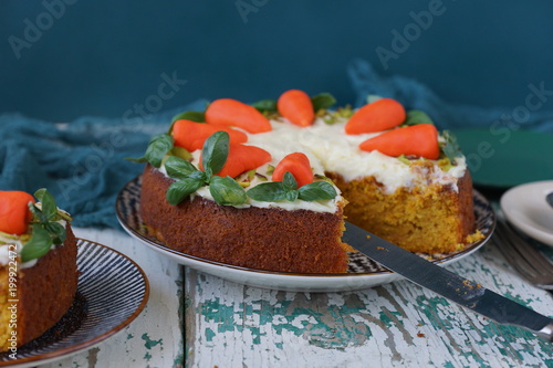 Морковный пирог украшенный марципановыми морковками