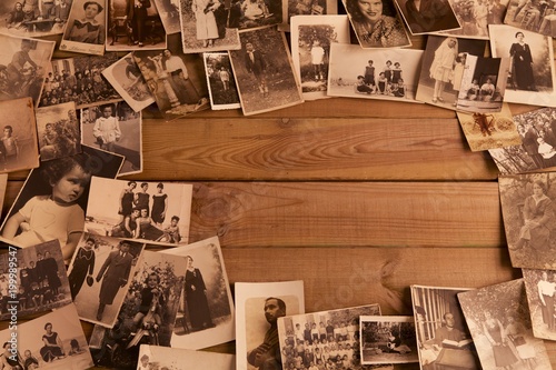Foto antiche su vecchio tavolato con spazi per inserimento testi