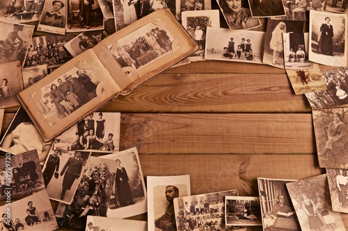 Foto antiche su vecchio tavolato con spazi per inserimento testi
