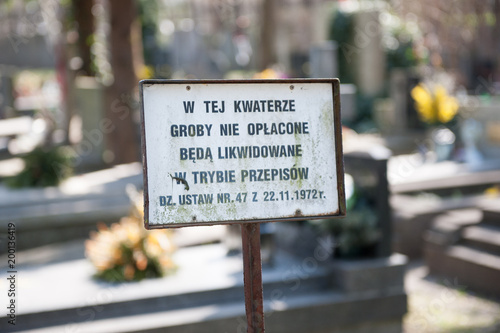 tablica informacyjna o możliwości usunięcia grobów brak opłaty