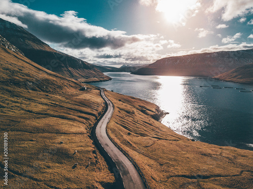 Strassen und Flüsse von oben Drohnen Aufnahme Kurve von Oben Faroe Islands