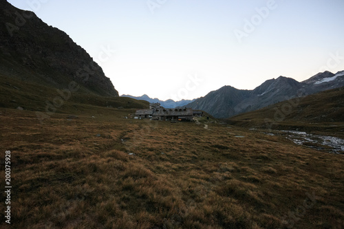 alba nella conca del Lauson, presso il rifugio Vittorio Sella - parco nazionale del Gran Paradiso