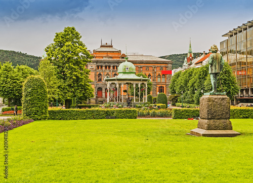 Parkanlage mit Edvard Grieg Denkmal und Musikpavillon in Bergen, Norwegen