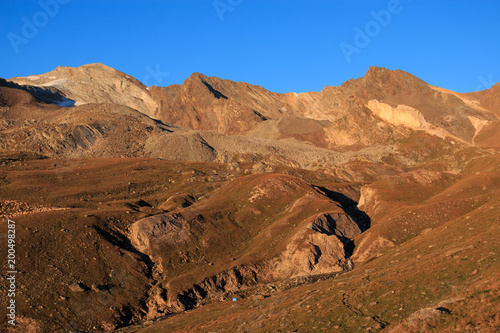 alba nella conca del Lauson, presso il rifugio Vittorio Sella - parco nazionale del Gran Paradiso