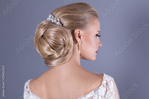 wedding beauty shoot in blue background
