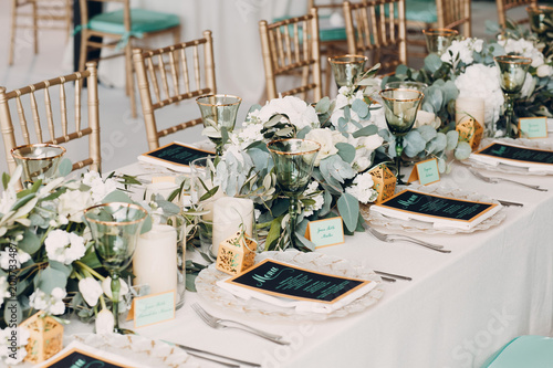 Wedding table decor in white green tones