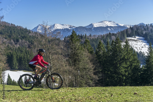 Mountainbike fahren im Frühling und im letzten Schneem im Allgäu, bayerische Alpen, Deutschland