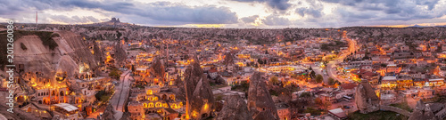 panoramiczny nocny widok Göreme i Uchisar na horyzoncie, Kapadocja, Turcja. Światowej sławy turystyczne centrum lotów balonem