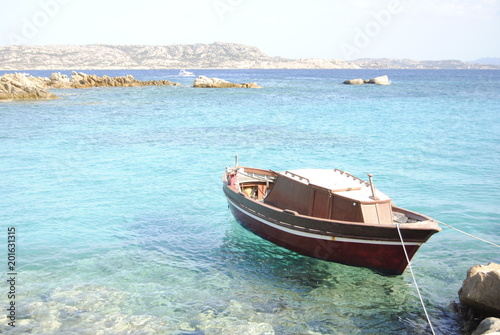 Embarcación en una cala de la Isla de Cerdeña, Costa Esmeralda, Italia