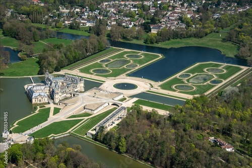 vue d'avion du château de Chantilly dans l'Oise en France