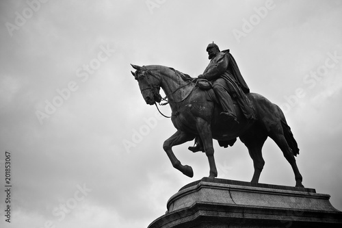 Denkmal Kaiser Wilhelm I. von 1898 auf dem Karlsplatz in Stuttgart (schwarz - weiß)