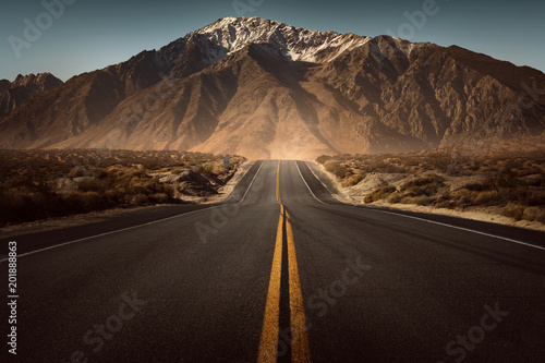 Straße führt ins Gebirge