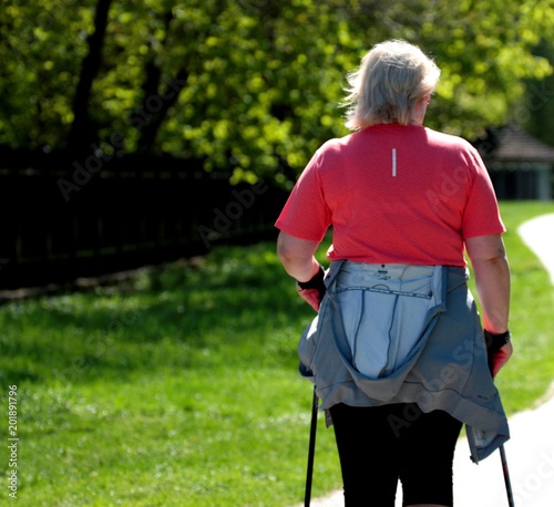 senior podczas nordic walking 