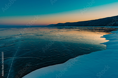 Jezioro Bajkał zimą, zachód słońca.