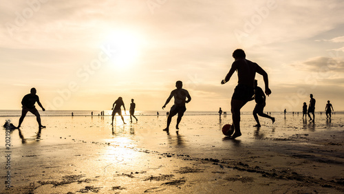 Fußballspiel am Strand