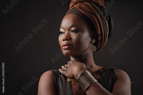 portrait belle femme noire africaine avec foulard dans cheveux 