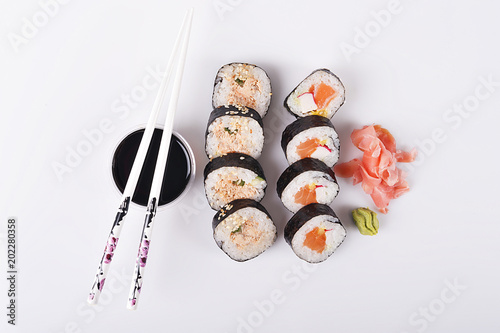 Hosomaki i nigiri. Tradycyjne japońskie sushi.
