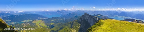 Großer Panoramablick vom Schafberg, auf den Mondsee, Atterssee und Wolfgansee in Österreich