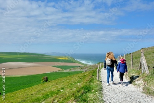 Deux jeunes filles qui marchent sur le sentier du littoral au cap Blanc-Nez dans les Hauts-de-France