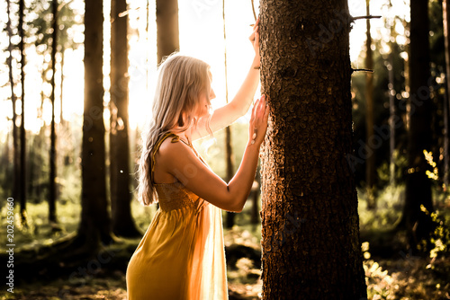 Junge Frau tankt Energie im Wald