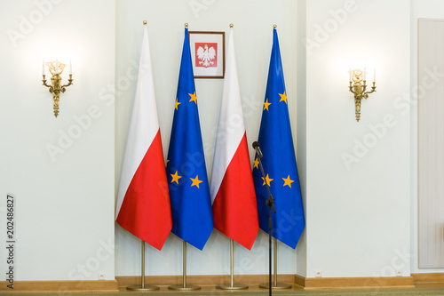 konferencja prasowa flagi Polski Unii Europejskiej
